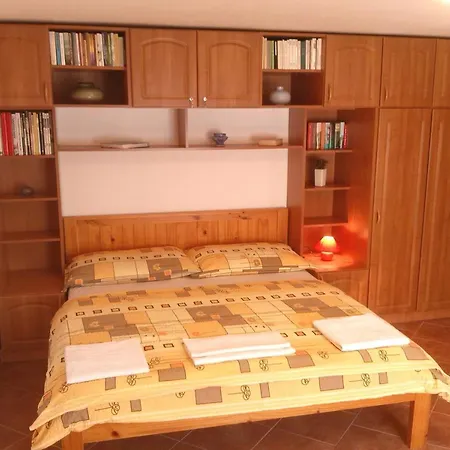 דירה Sarreti Apartmanhaz *