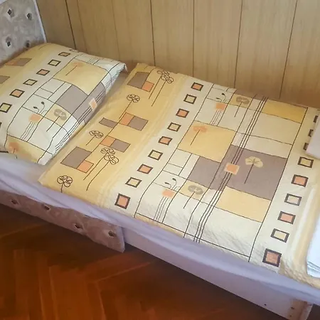 Sarreti Apartmanhaz * באלאטונפורד