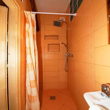 Sarreti Apartmanhaz באלאטונפורד