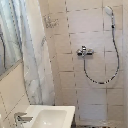 Sarreti Apartmanhaz באלאטונפורד