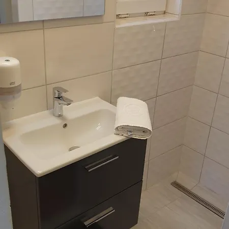 Sarreti Apartmanhaz באלאטונפורד