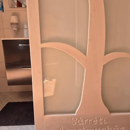 דירה Sarreti Apartmanhaz *