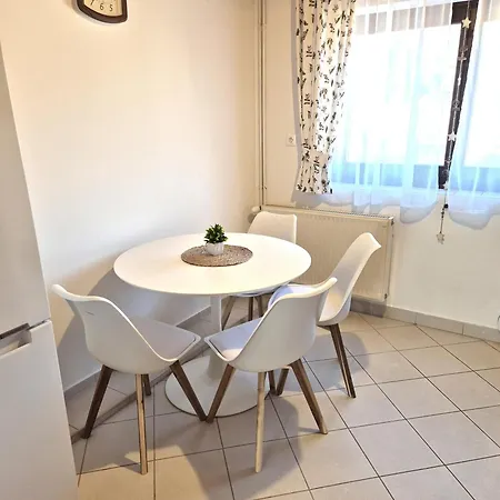 דירה Sarreti Apartmanhaz *