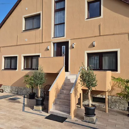 Sarreti Apartmanhaz *
