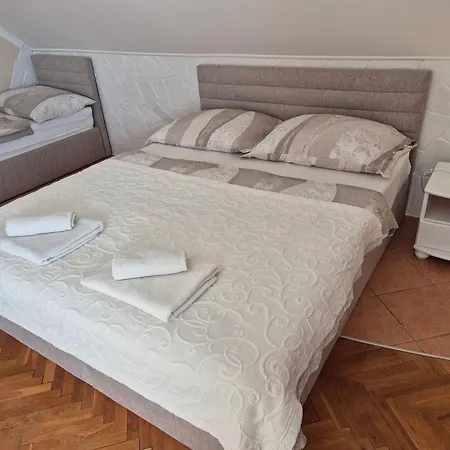 Sarreti Apartmanhaz באלאטונפורד