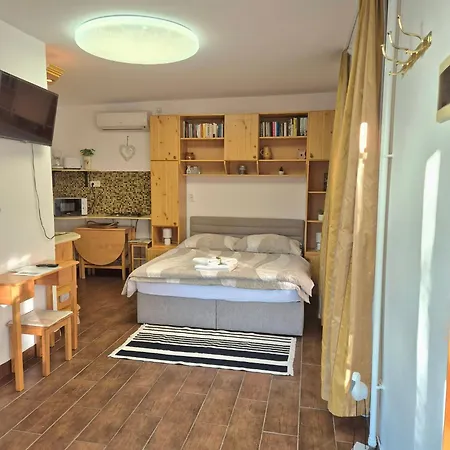 Sarreti Apartmanhaz *