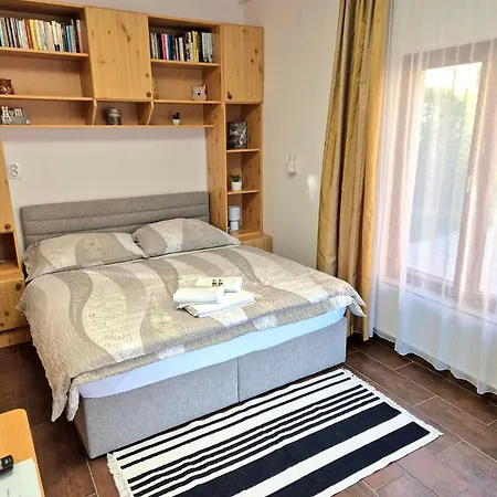 Sarreti Apartmanhaz * באלאטונפורד